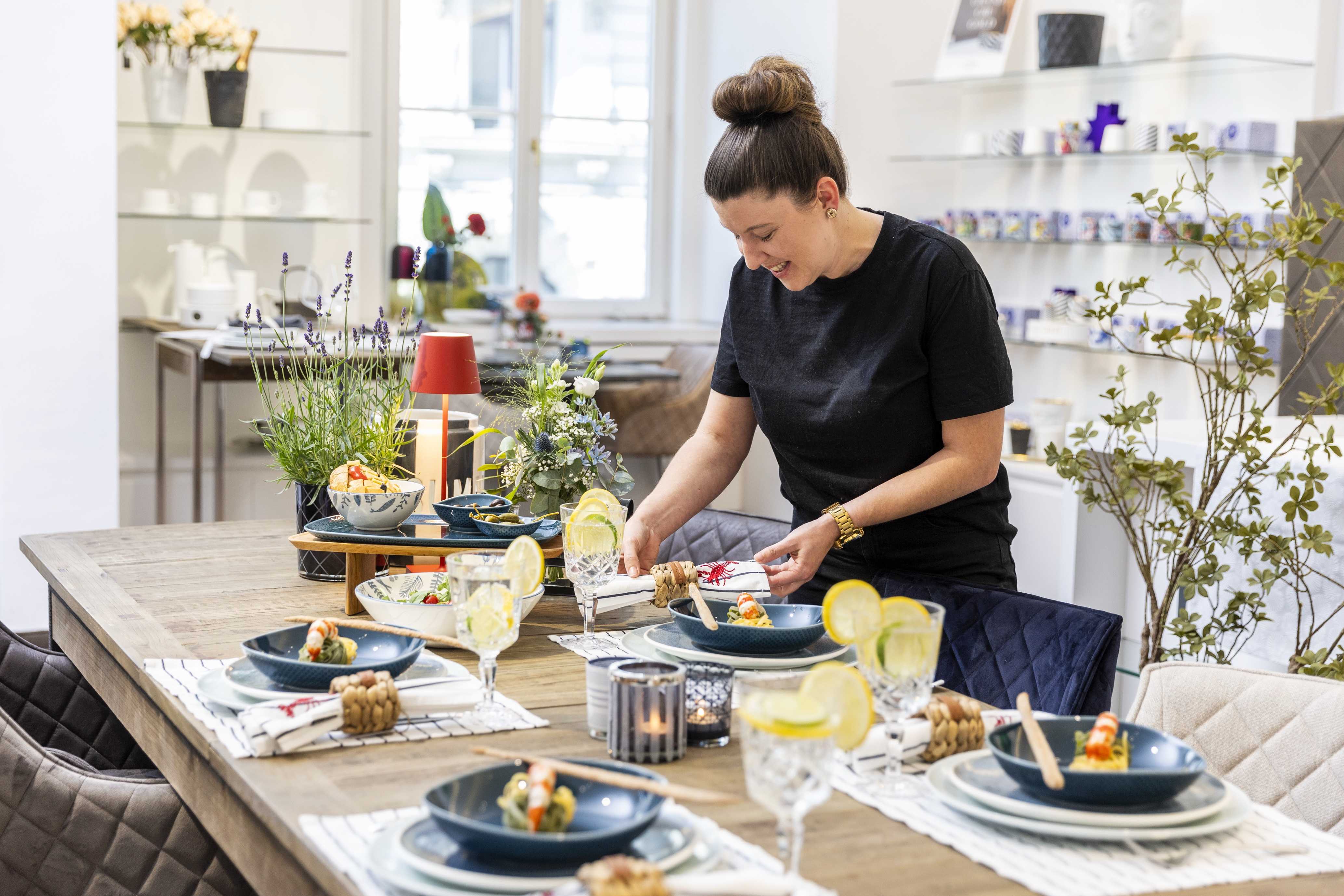 tisch-eindecken-blumen-gedeck