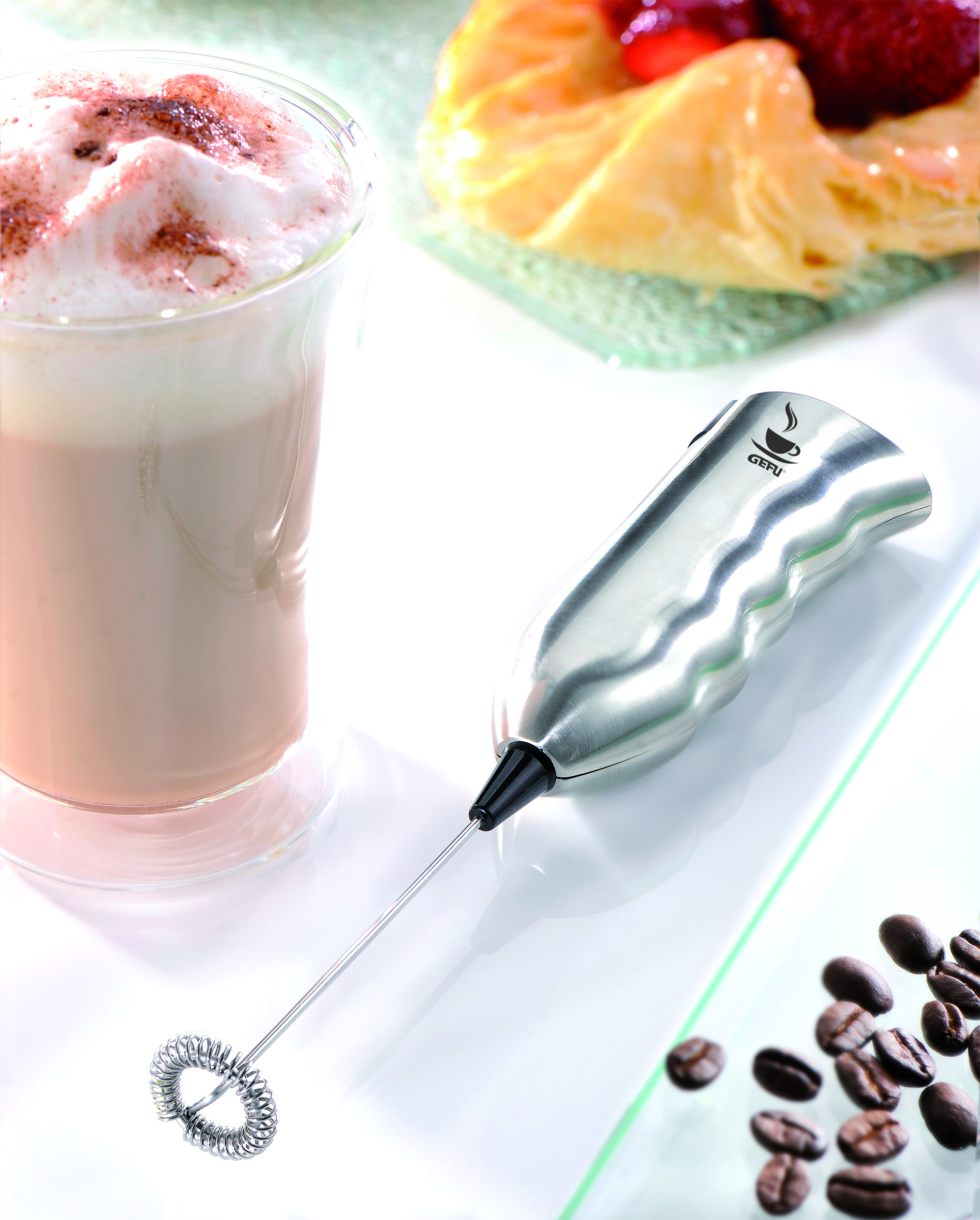 12780-Milchaufschaeumer-Ambiente2-Logo