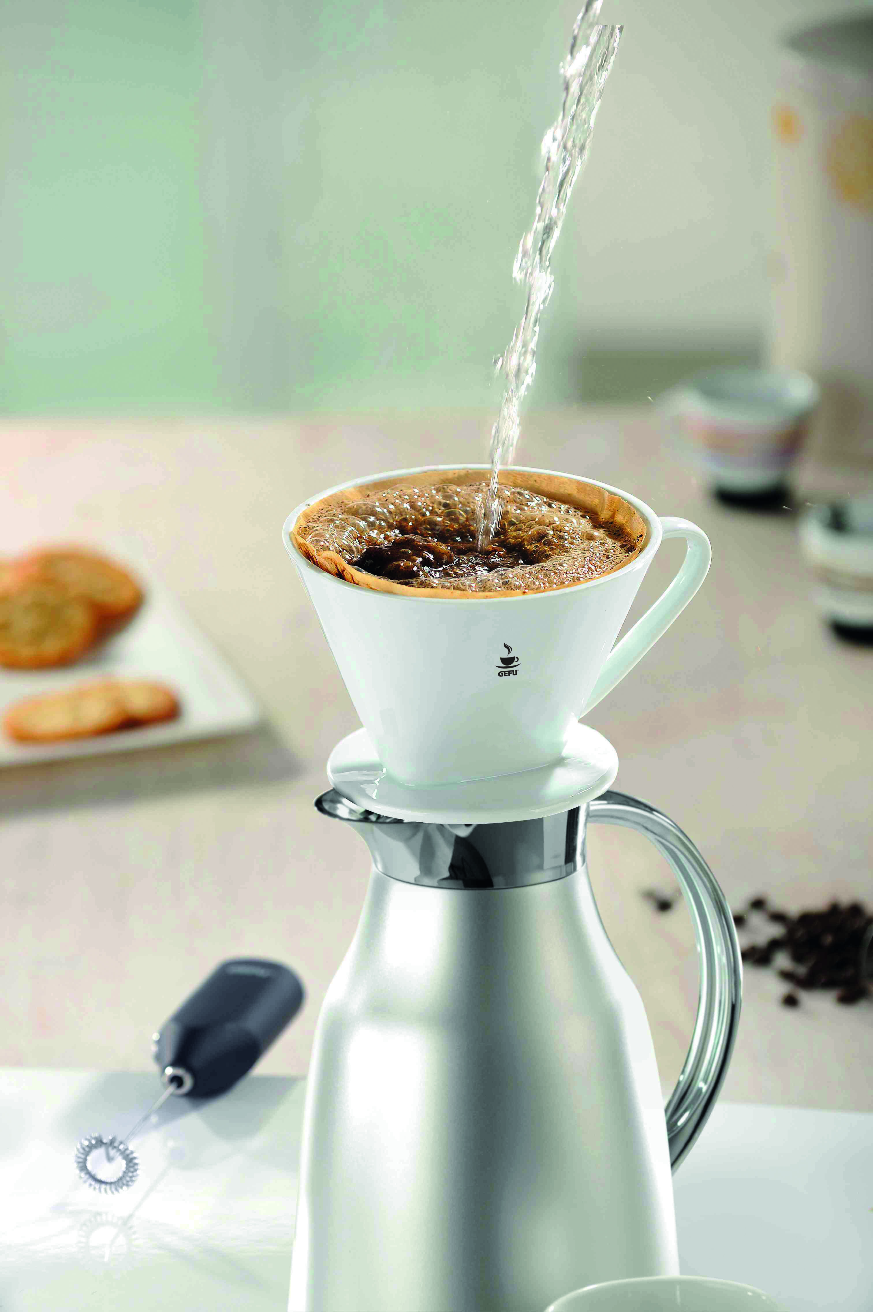 16020_Kaffee-Filter_Gr-4_Ambiente_mit-Logo