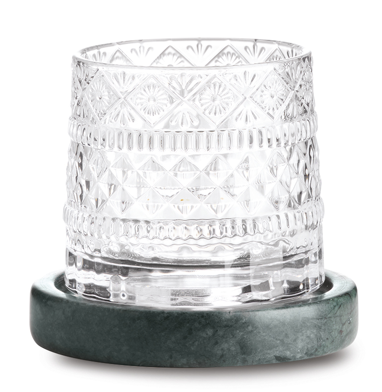 Glas mit Marmoruntersetzer