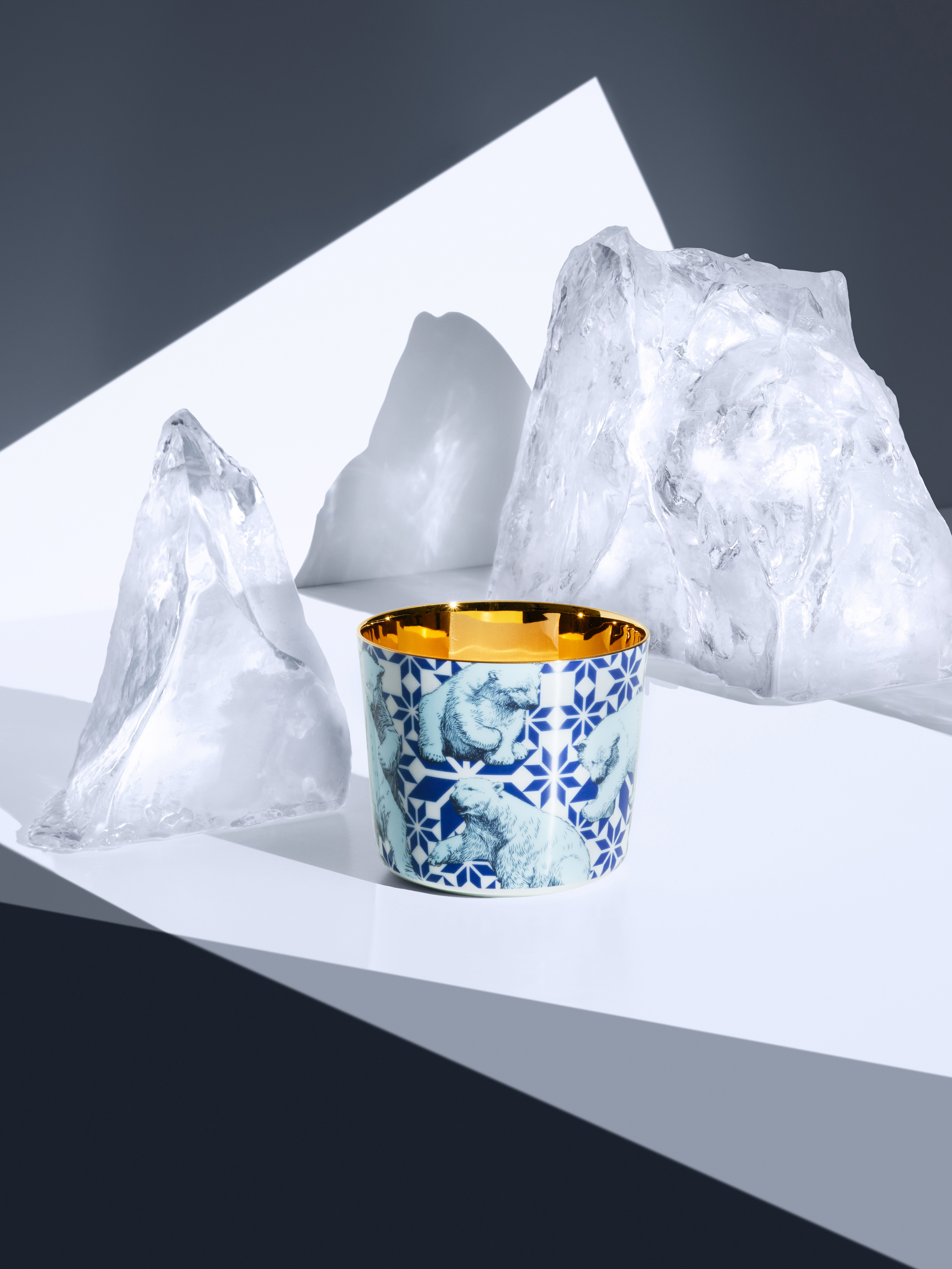 Sip_of_Gold_BC_Still_04iXD3zNfmUTVrN Becher The Polar Bears SIP OF GOLD
